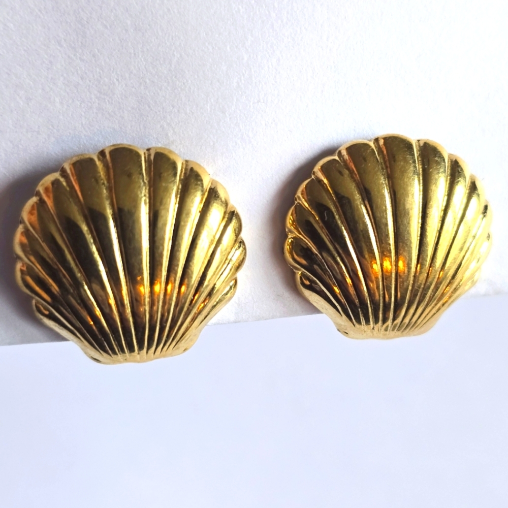 Vintage earrings seashell gold tone sea shell ocean beach clipon clip on clam